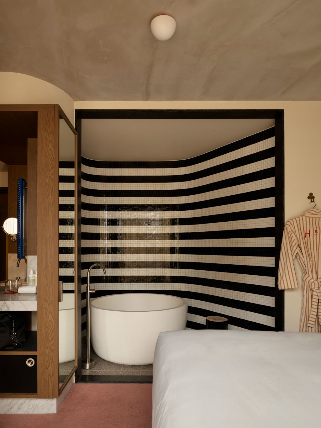 Terrace Balcony Suite's tub, Hannah St Hotel