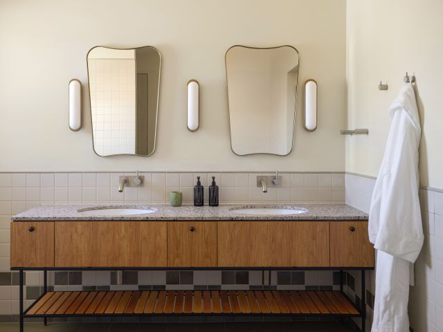 bathroom at Owston Hotel