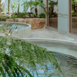 Tropical greenery and a bath at Inner Studio
