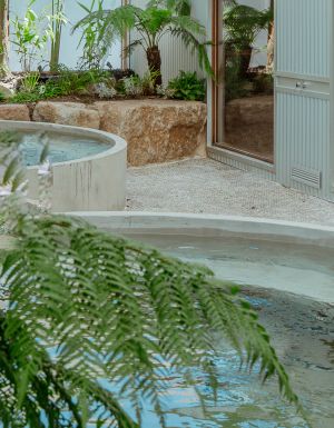 Tropical greenery and a bath at Inner Studio