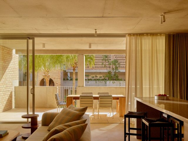 The kitchen and living room open onto a spacious terrace.