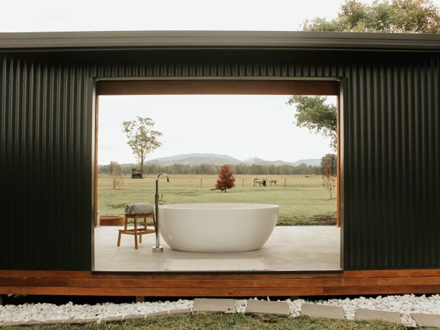 Laurina Estate outdoor tub in Forster