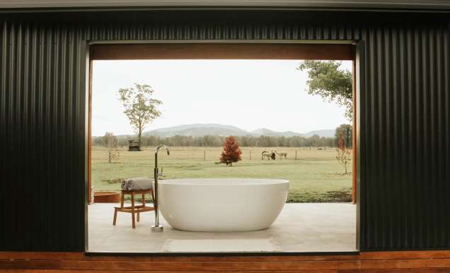 Laurina Estate outdoor tub in Forster