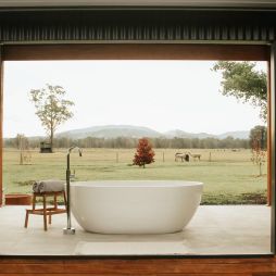 Laurina Estate outdoor tub in Forster