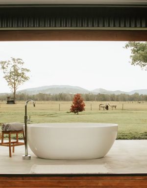 Laurina Estate outdoor tub in Forster