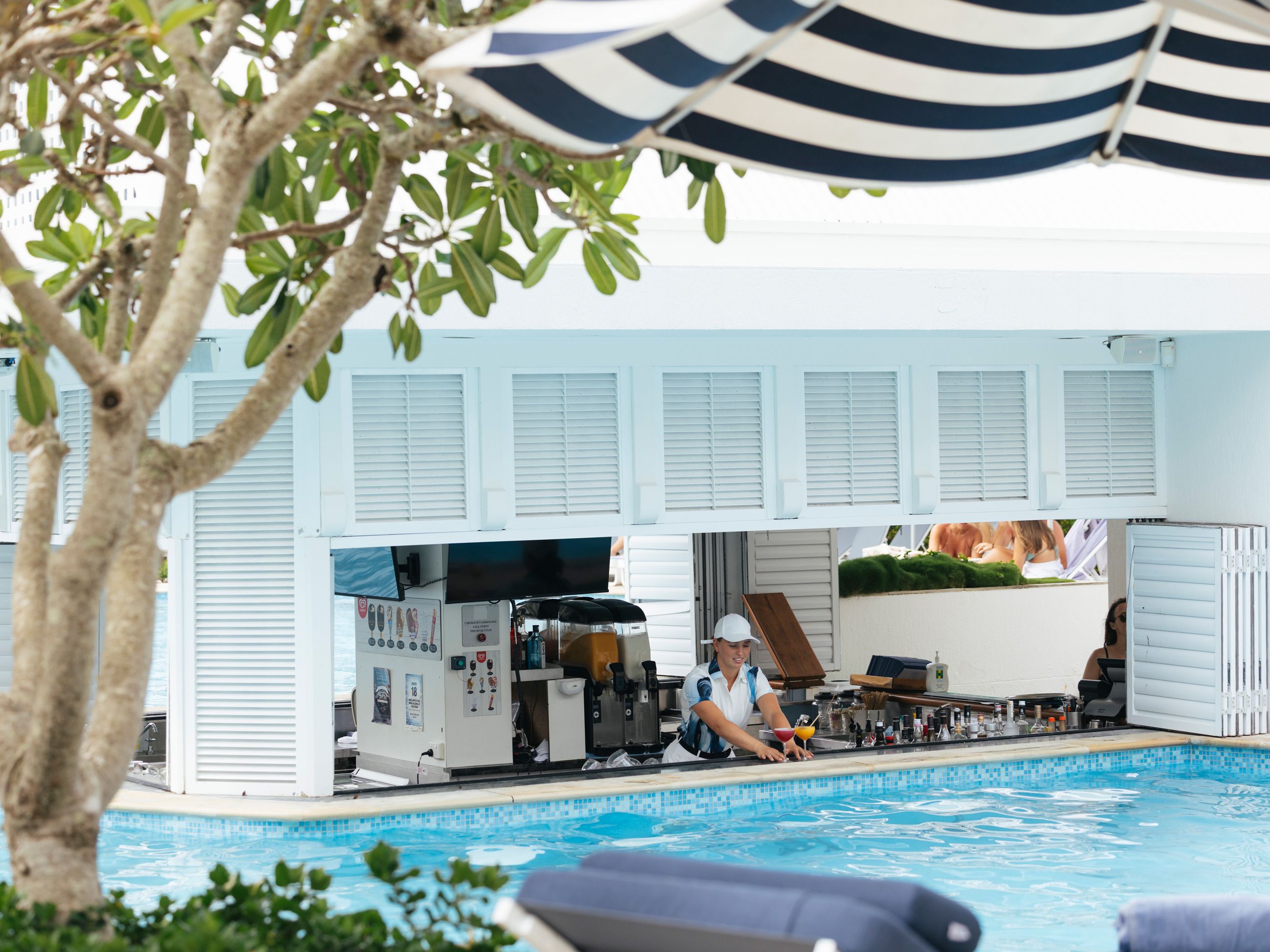the swim-up bar at Elysium Noosa Resort