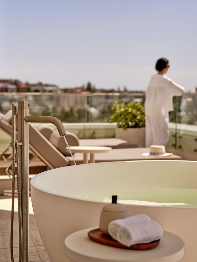 InterContinental Sydney Coogee Beach outdoor bath in the Signature Suite