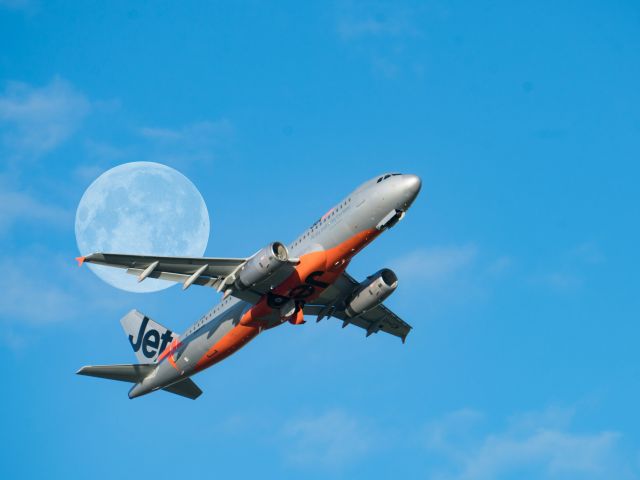 Jetstar Aircraft departing Adelaide