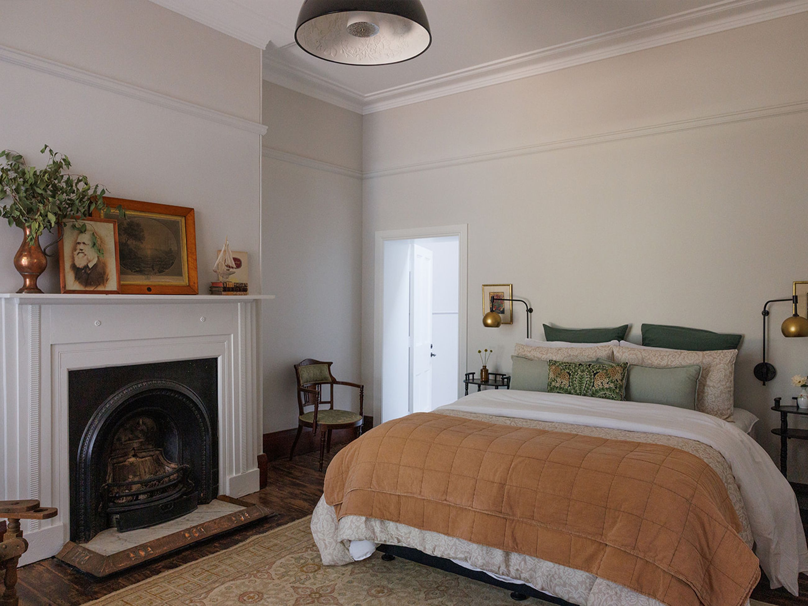 A guestroom with a fireplace at Littlebourne