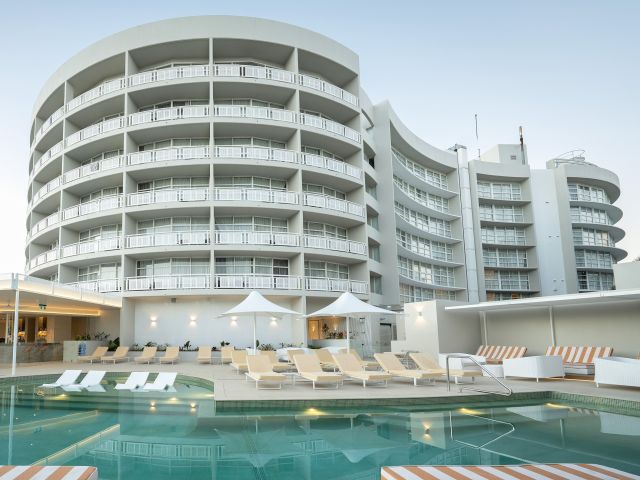 Double Tree By Hilton Cairns pool