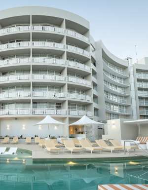 Double Tree By Hilton Cairns pool