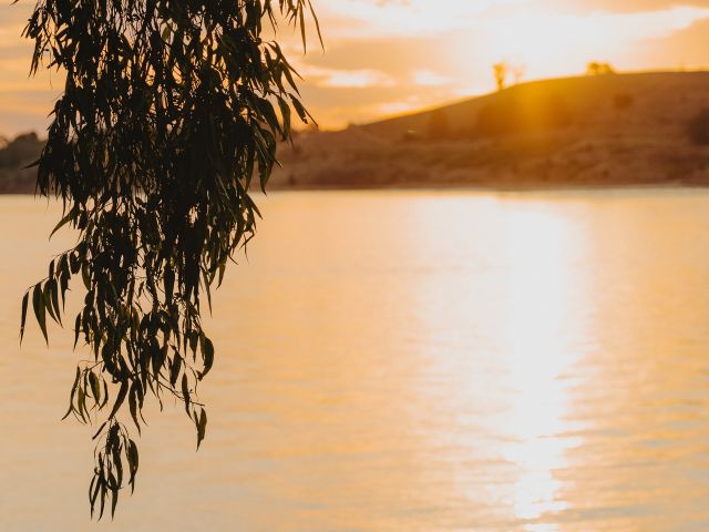 lake hume at sunset in albury wodonga nature