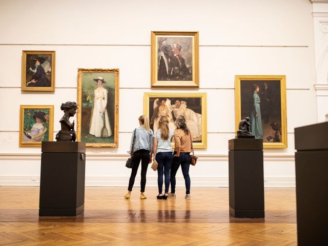 Friends exploring the Art Gallery of New South Wales in Sydney – one of the many experiences you can enjoy on ALL Accor luxury city escapes.