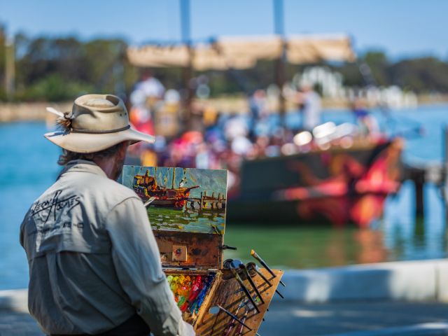 Artist Leon Holmes painting at Plein Air Down Under