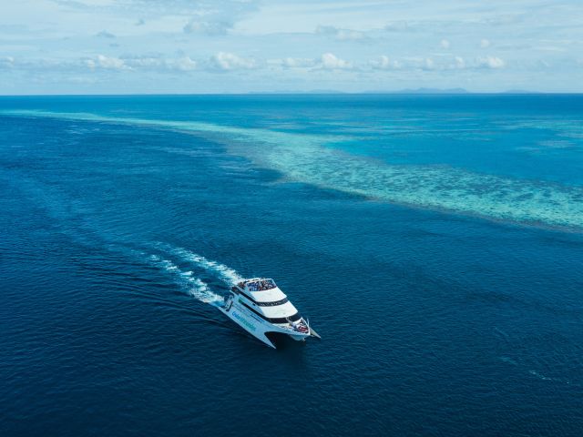 cruise whitsundays boat on Great Barrier Reef Adventure tour