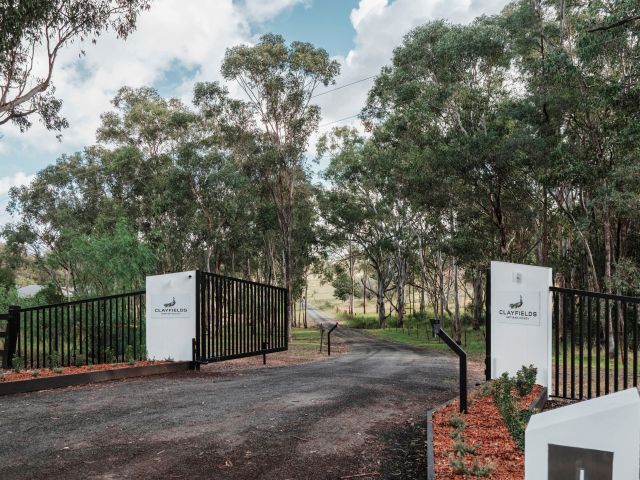 Clayfields Hunter Valley Lake View Villa gate