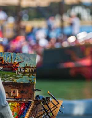 Artist Leon Holmes painting at Plein Air Down Under