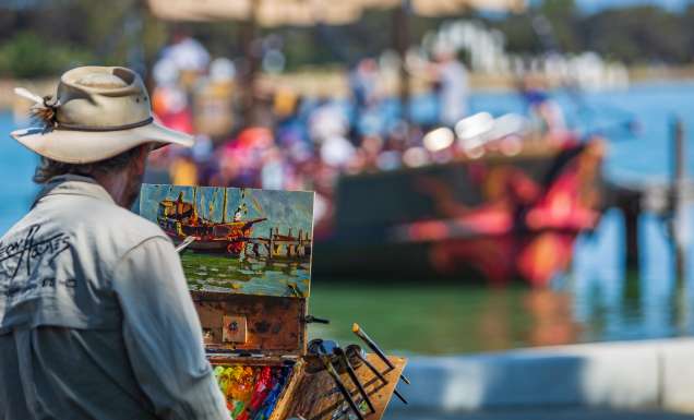 Artist Leon Holmes painting at Plein Air Down Under
