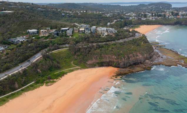Shared coastal path between Newport Beach and The Serpentine at Bilgola on the Northern Beaches Coast Walk