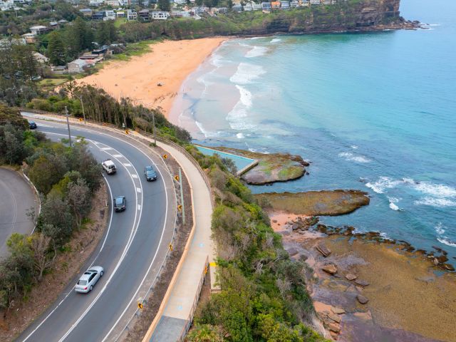 Shared coastal path between Newport Beach and The Serpentine at Bilgola on the Northern Beaches Coast Walk