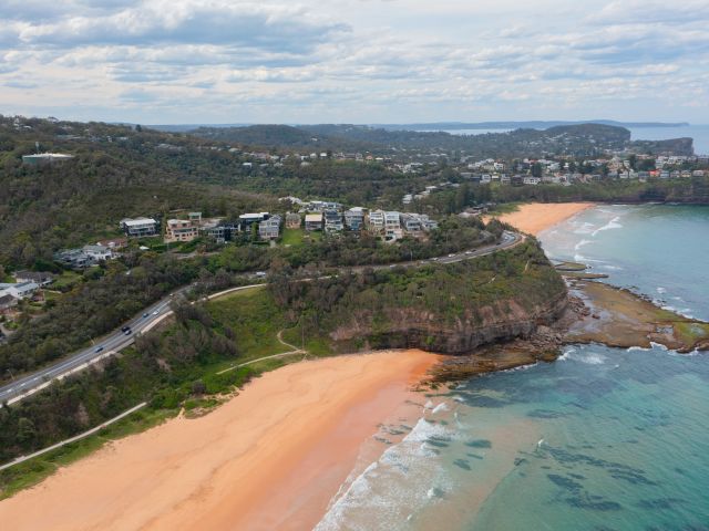 Shared coastal path between Newport Beach and The Serpentine at Bilgola on the Northern Beaches Coast Walk
